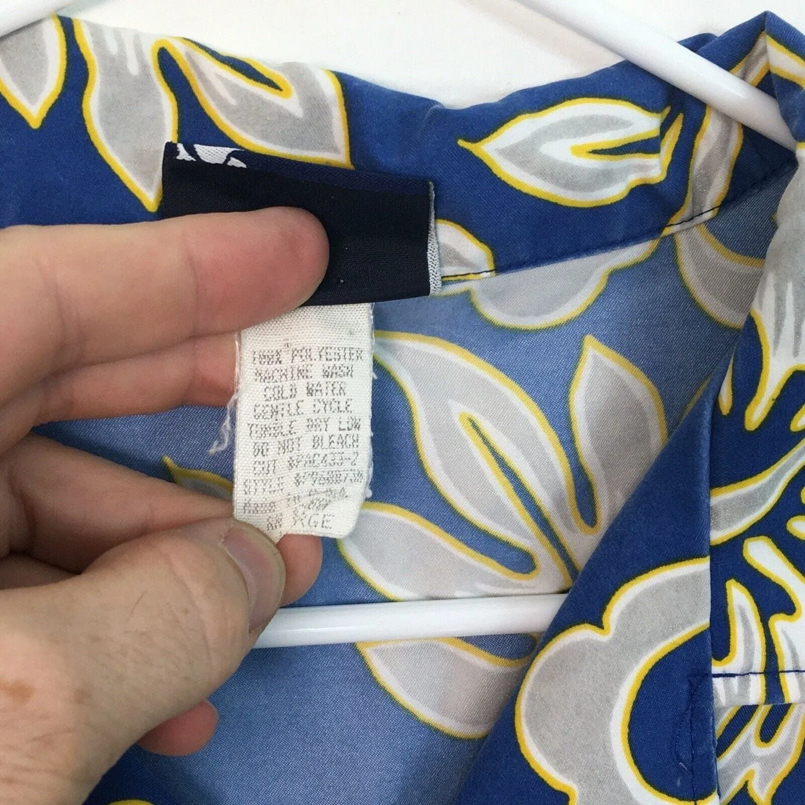 Bold Vintage Bullhead Mens XL Blue Floral Hawaiian Shirt - Durable & Stylish
